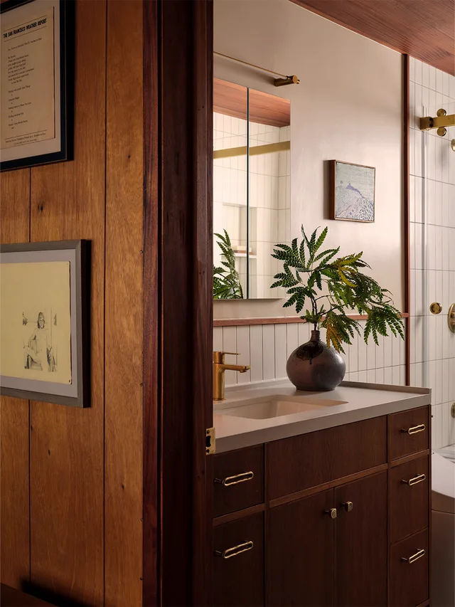 Vanity in stained wood with an integrated mirror and sconce
